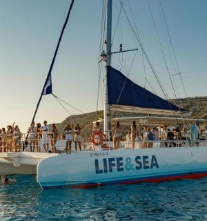 一群人在水中的船上