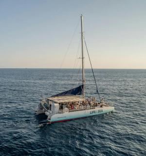 水中载有乘客的船