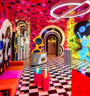 墙上挂着一幅画的房间