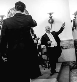 一名男子在婚礼上拥抱一名女子