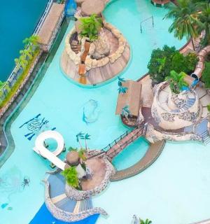 水上乐园的俯视图，有船