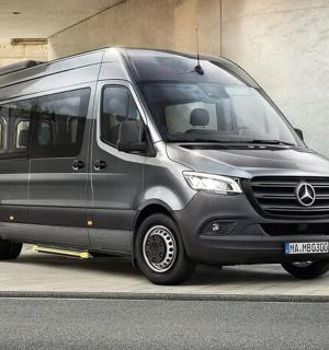 一辆银色货车停在路边