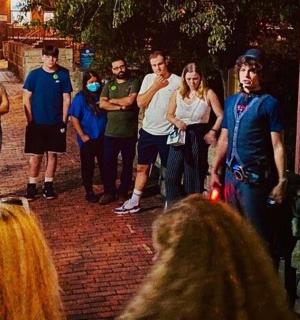 一群人站在砖街上