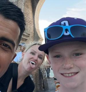 头戴帽子和太阳镜的男人