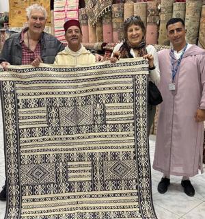 一群人围着一张大地毯