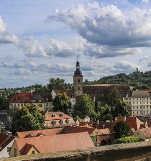 带有建筑物和钟楼的城市景观