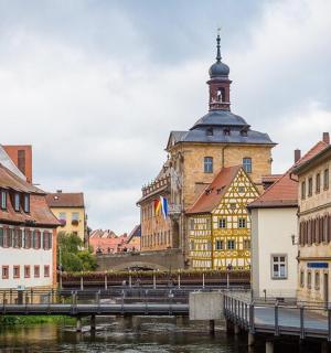 一组位于河边并有一座桥的建筑