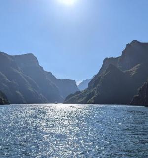一艘在群山环绕的大水域中的船