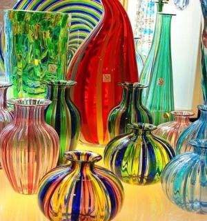 桌子上摆放着一组不同颜色的花瓶