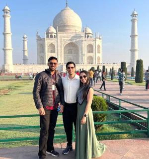 un gruppo di persone in piedi di fronte al Taj Mahabalipuram