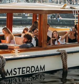 一群人在水中的船上