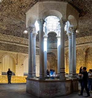 一群人站在建筑物的喷泉周围