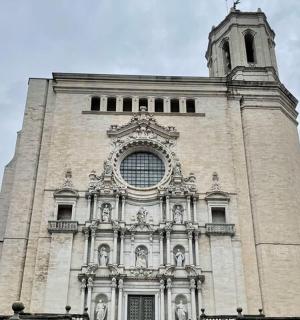 有窗户和钟楼的高楼