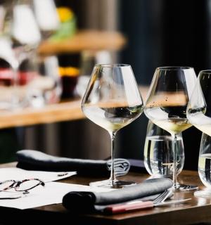 čtyři sklenice bílého vína na stole