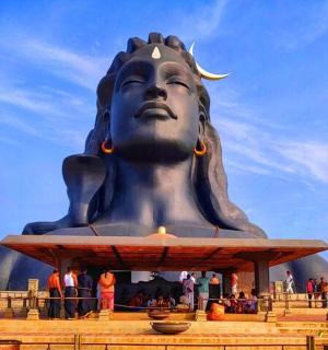 前面坐着一位妇女的大型雕像