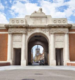 拱门，背景是一栋建筑