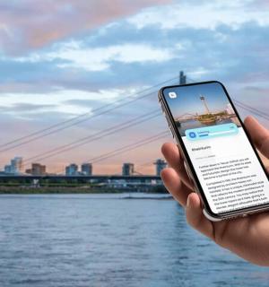 一个人在河前拿着手机