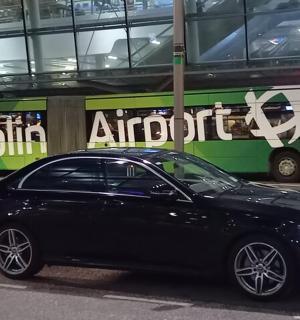 černé auto zaparkované před autobusem