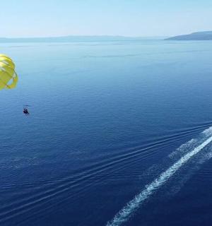 一个人乘船在水面上飞行降落伞