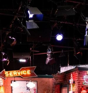 天花板上挂着一堆标志的房间