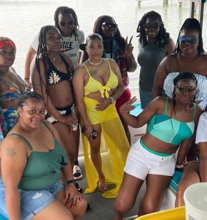 skupina žen pózujících pro fotografii na lodi