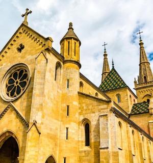 starý kostel se dvěma věžemi a hodinovou věží