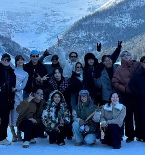 eine Gruppe von Menschen posiert für ein Foto vor einem Berg