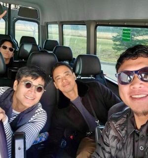 eine Gruppe von Menschen sitzt in einem Bus