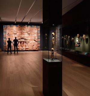 两个人站在博物馆的墙前