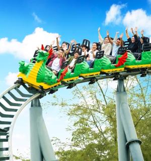 一群人坐过山车