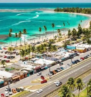 海滩和道路的鸟瞰图