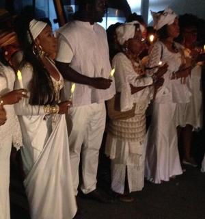 一群身着白衣、手持蜡烛的人