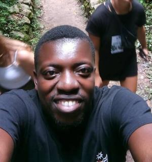 一名男子躺在小路上,身后跟着一群人