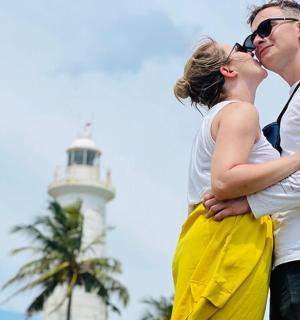 一男一女在灯塔前接吻