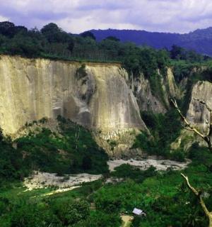 pohled na velký vodopád v lese
