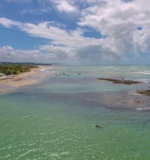 海滩鸟瞰图，人们在水中