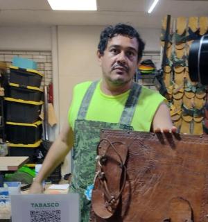 一名男子正在拍摄一名手持木头的男子