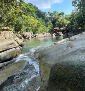 řeka s kameny a vodopády