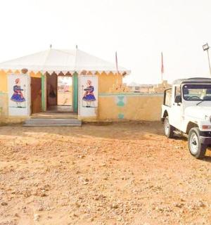 bílý džíp zaparkovaný před budovou