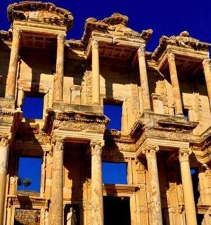 蓝天前的一座高楼