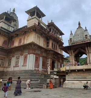 skupina lidí stojících před budovou