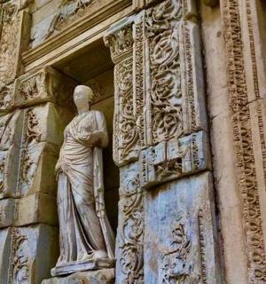 socha ženy na straně budovy