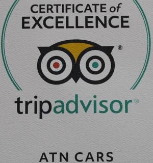 写着“飞行汽车卓越证书”的标志