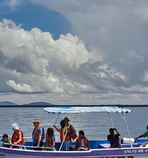 一群人在水中的船上