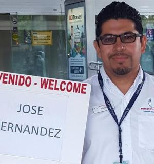 一名男子在商店前举着牌子