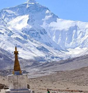 hora s věží uprostřed údolí