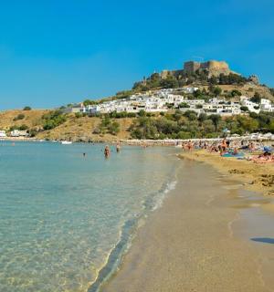 skupina lidí na pláži s kopcem