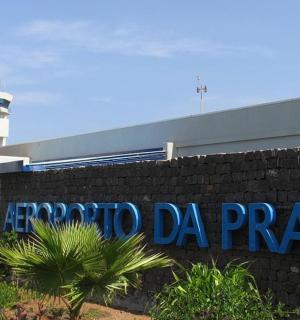 机场前砖墙上的标志