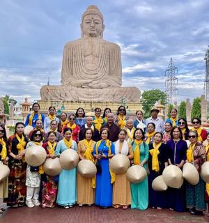 一群人站在雕像前