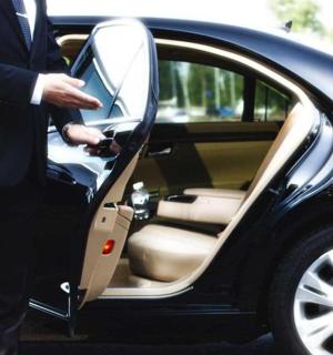 一名西装革履的男子打开了车门